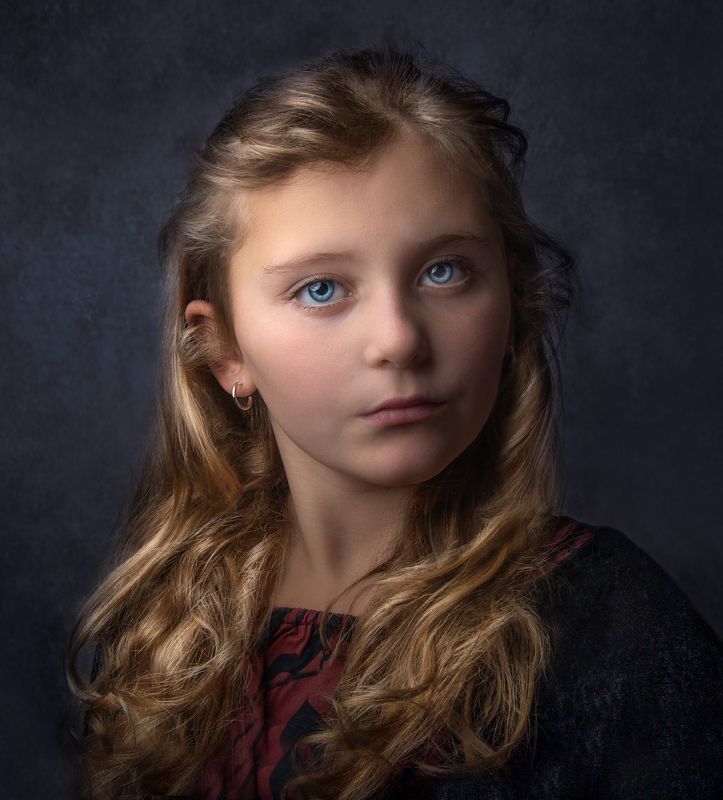 girl with a golden earing  фото превью