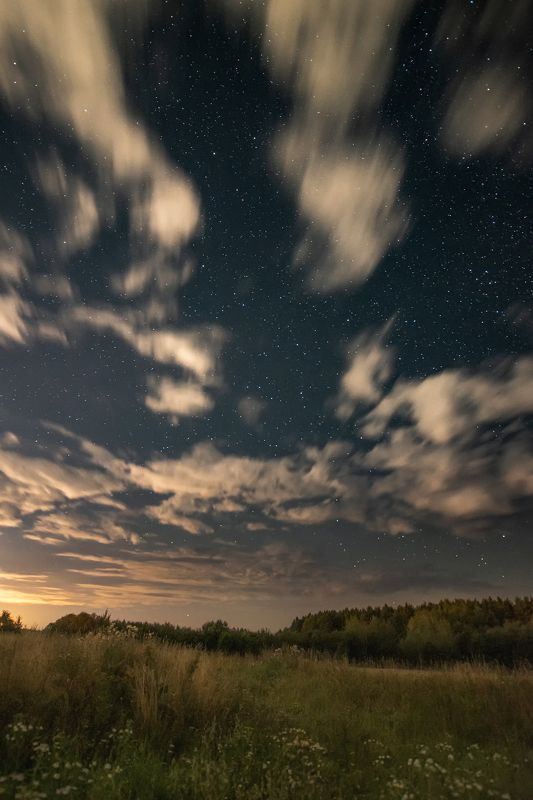 Бег облаков в небе августа фото превью