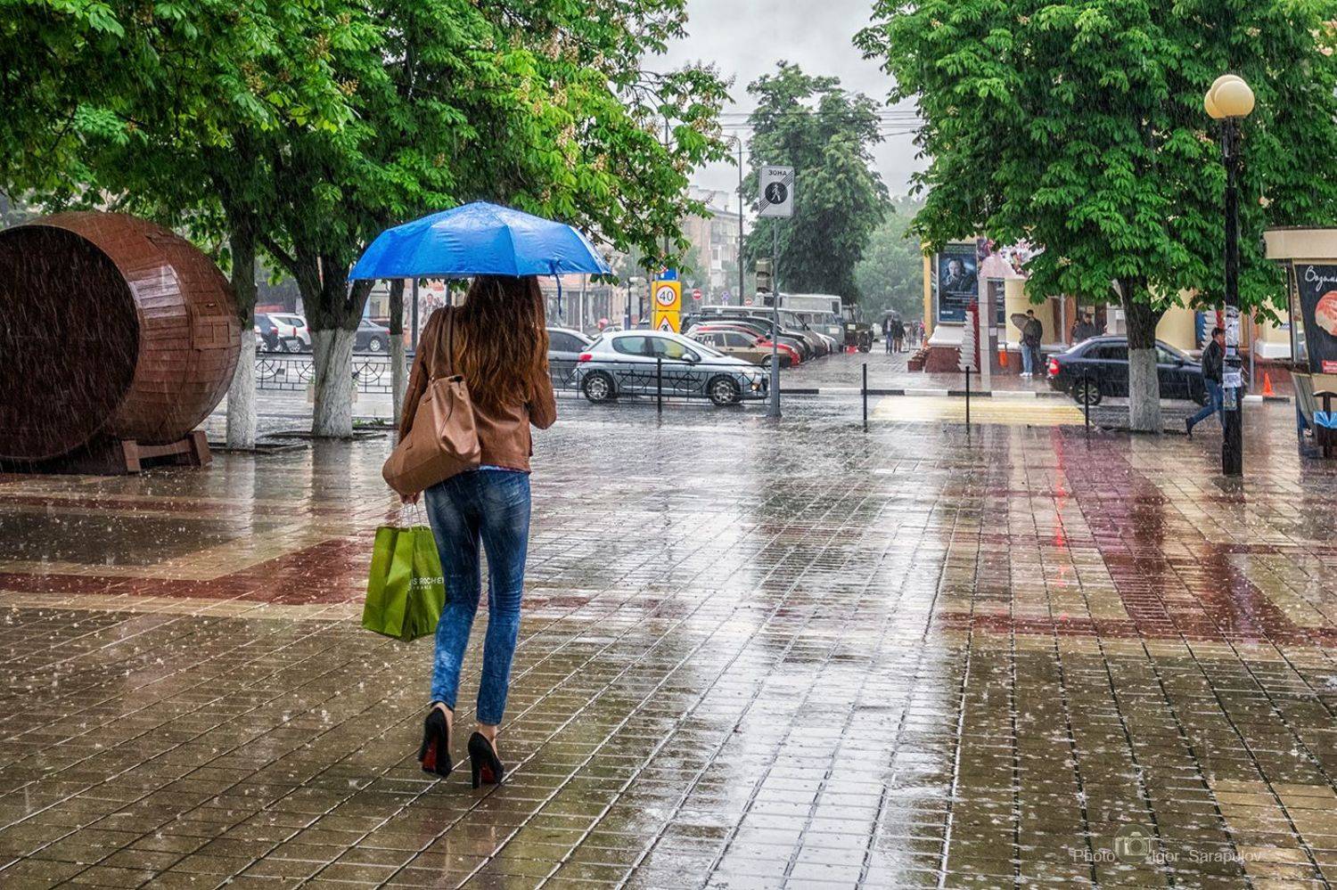 дождь, ливень,  город, белгород, тротуар,  май,  девушка, мода,  лабутены, зонтик, стрит фотография, уличная фотография, движение, Сарапулов Игорь
