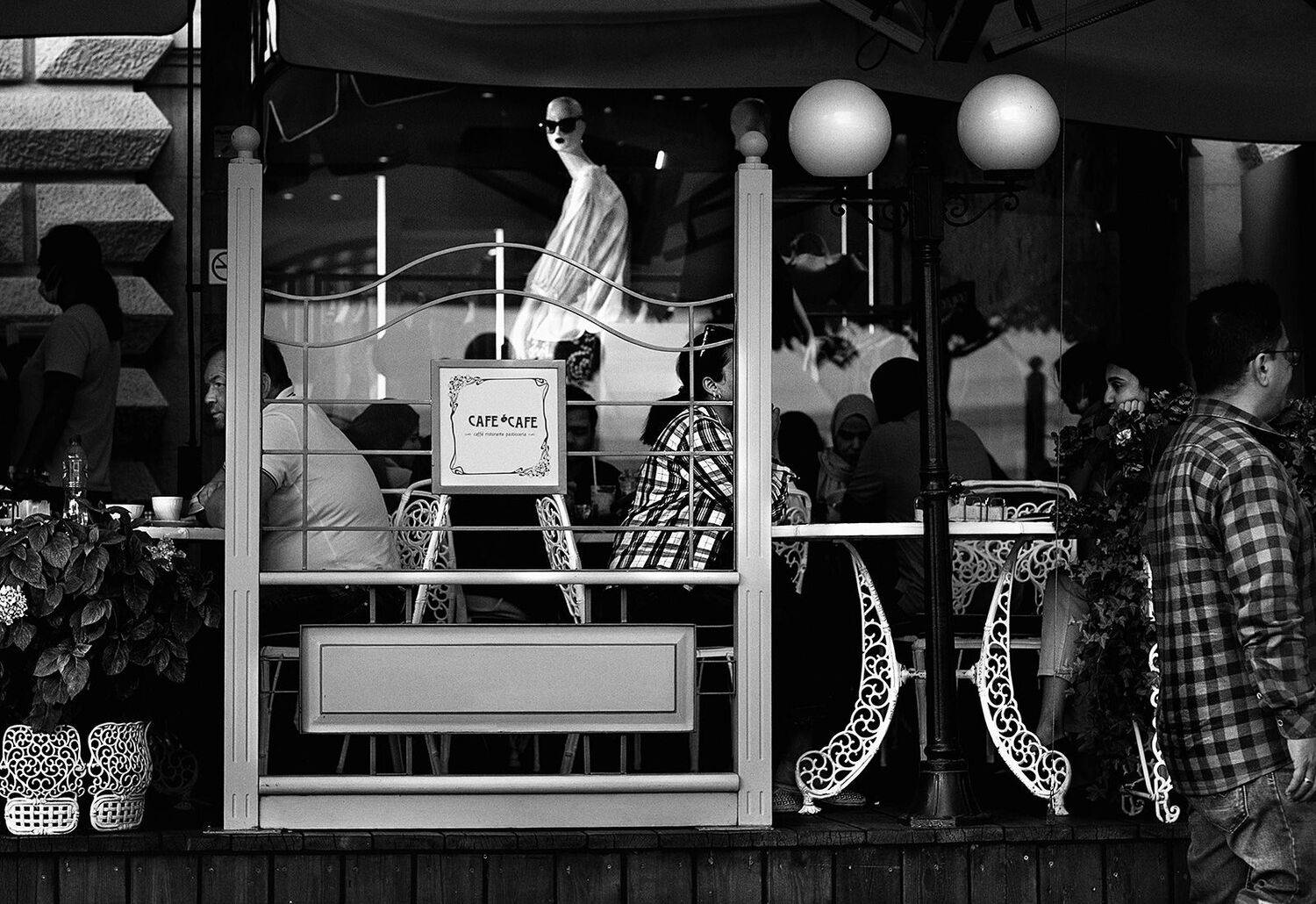 чб фото, лето, жанровое фото, манекен, летнее кафе, уличное фото, Vera Trandina