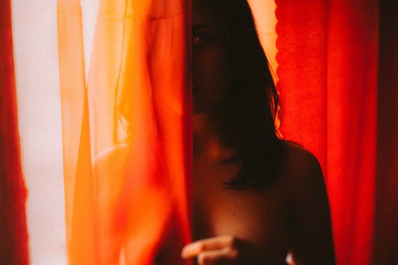 в красных тонах фото превью