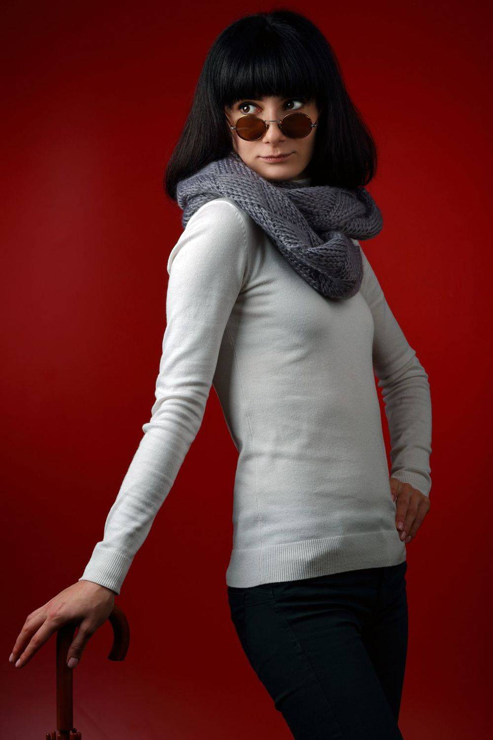 девушка, модель, красивая, стройная, стиль, зонтик, красный фон, шарф, очки, Игорь Парсаданов