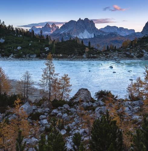 У замёрзшего озера.