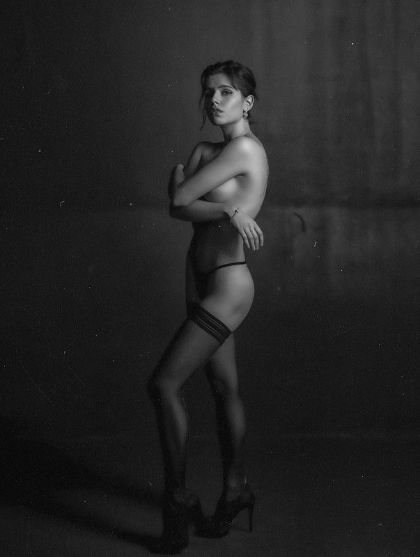 девушка,жанр,портрет,фотография,модель,арт,portrait,photography, middle,nature,soul,свет,girl,canon 35mm, woman,monochome,ню,гламур  фото превью