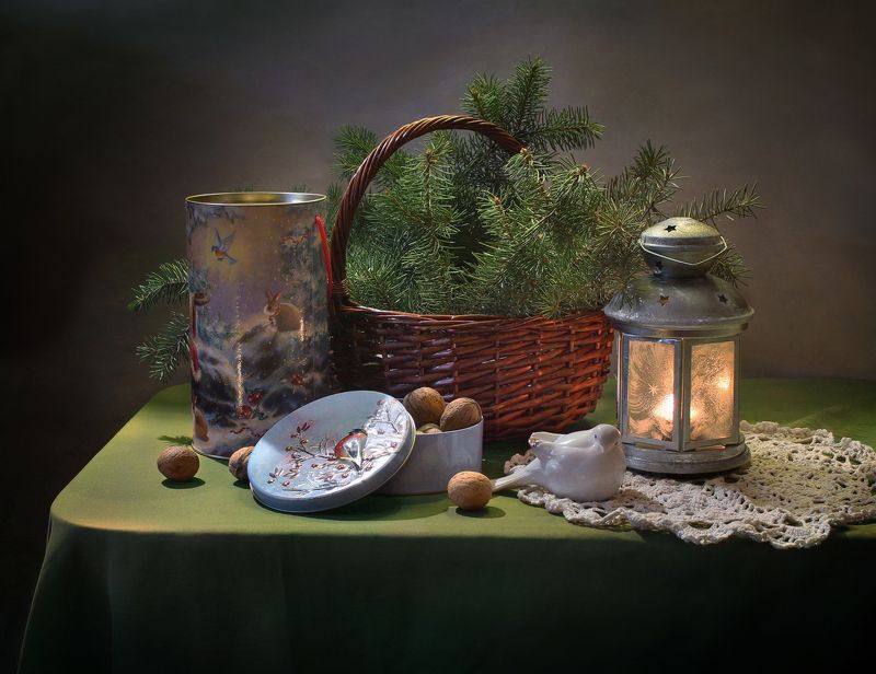 зима, натюрморт, новый год, елка, рождество, фонарик, корзина, орехи Декабрь фото превью