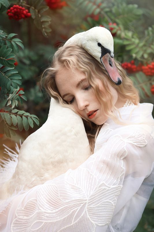 Фазан, девушка, русско-народный образ С фазаном фото превью