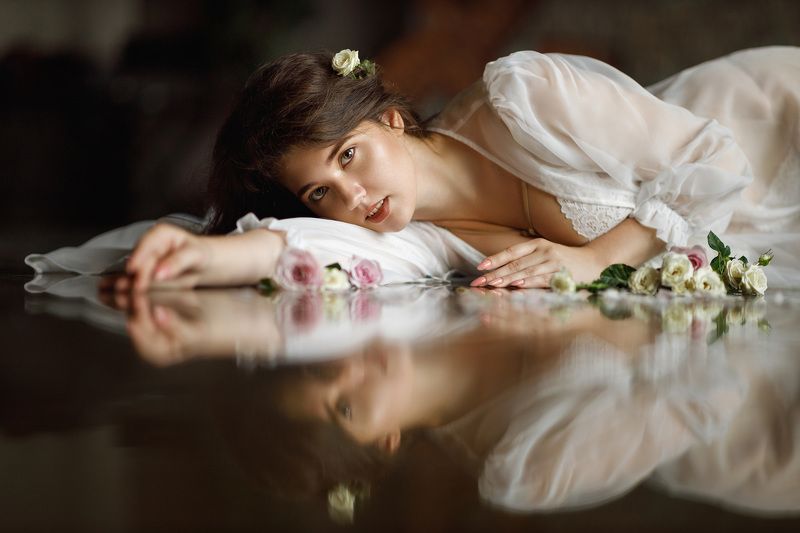 девушка взгляд портрет студия естественный свет цветы Rebirth of sensuality фото превью