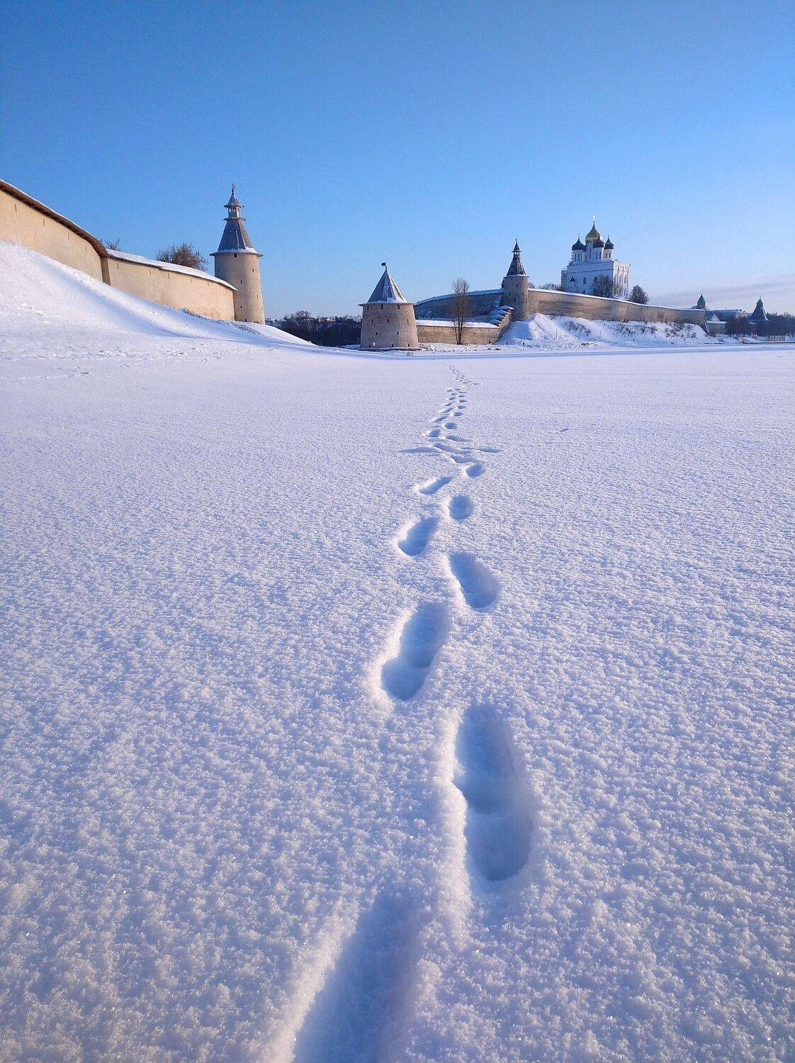 пейзаж, зима, псков, снег, город, собор,следы, небо,день, Юрий Яковлев