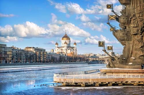 У подножия памятника Петру Первому