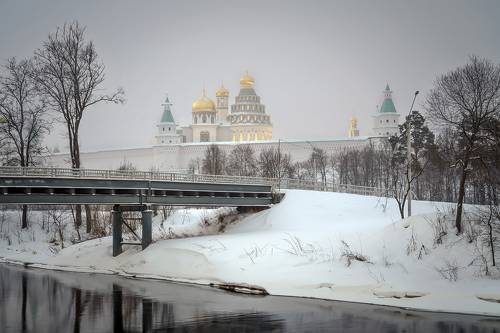 По утру , за рекой.