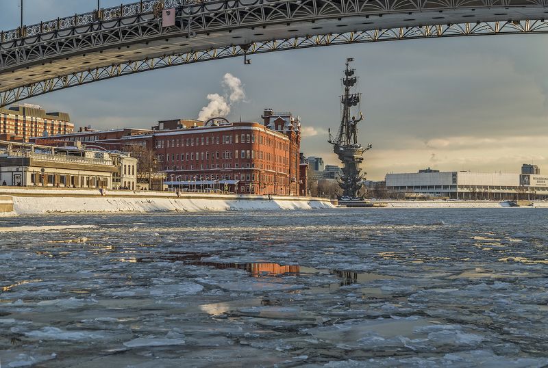 У  реки. фото превью