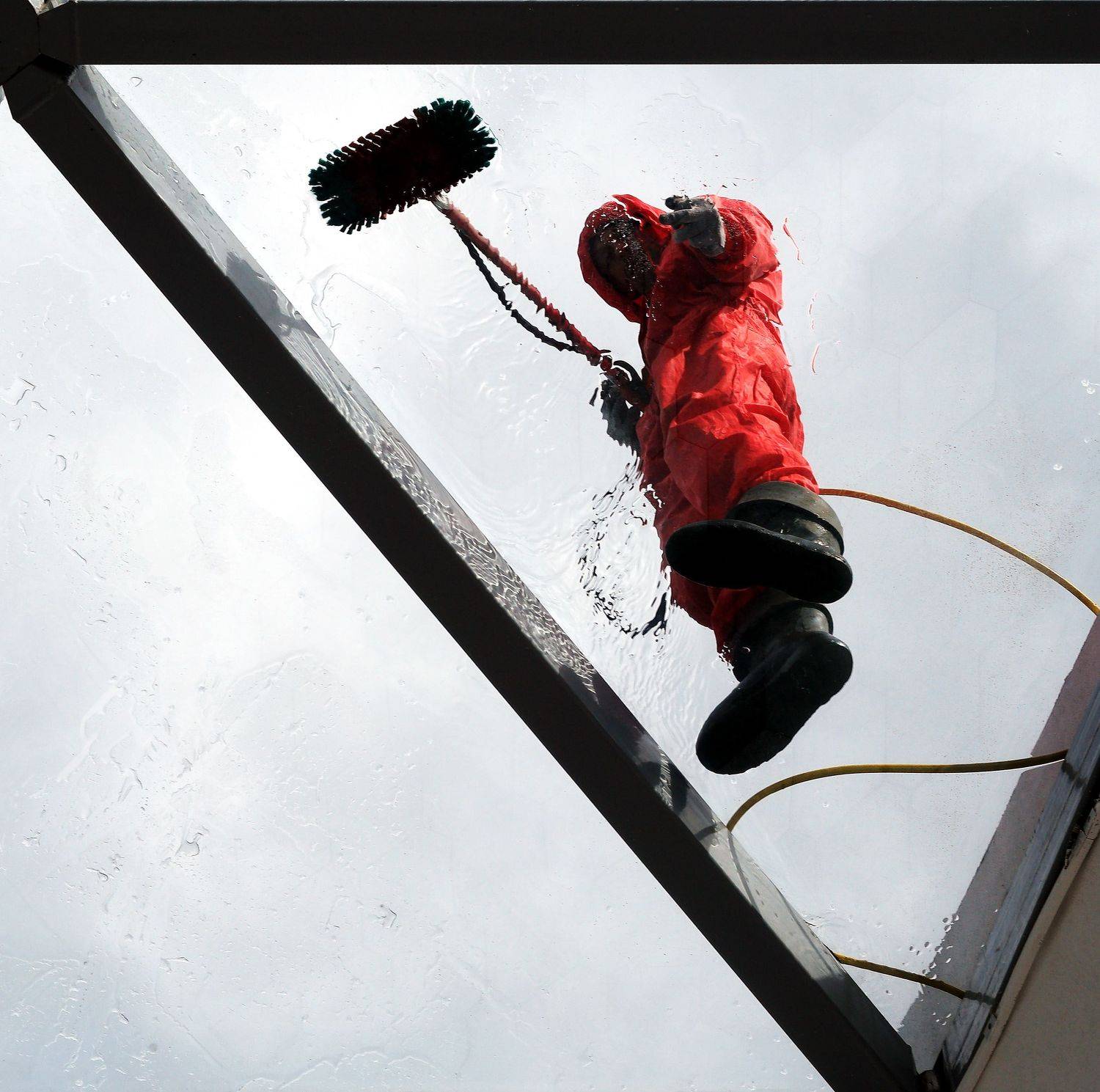 мойщик, стекло, спецодежда, парение, красный, астронавт, шланг, скафандр, щетка, Дмитрий Ткаченко