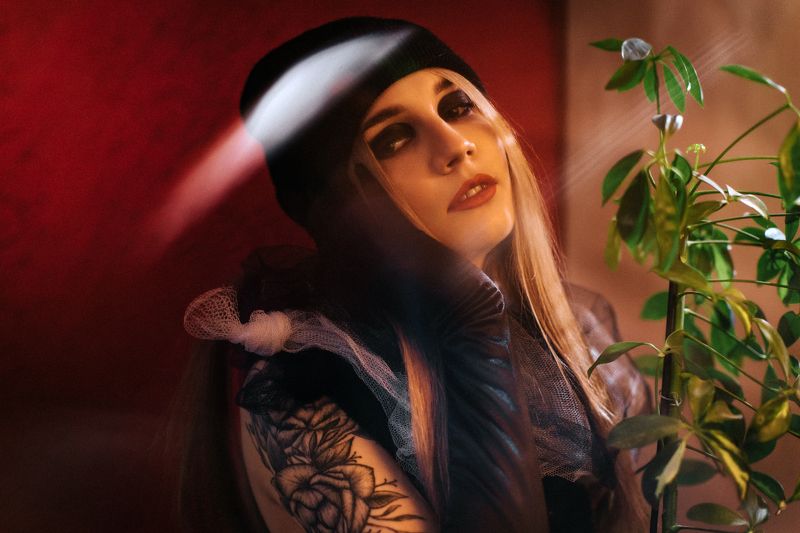 девушка с цветком фото превью