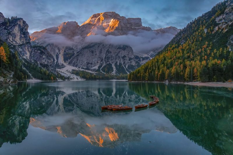 Доломиты - озеро Брайес на рассвете... фото превью