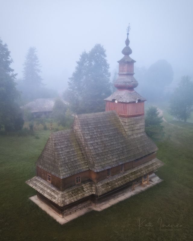 Туман и старая церковь фото превью