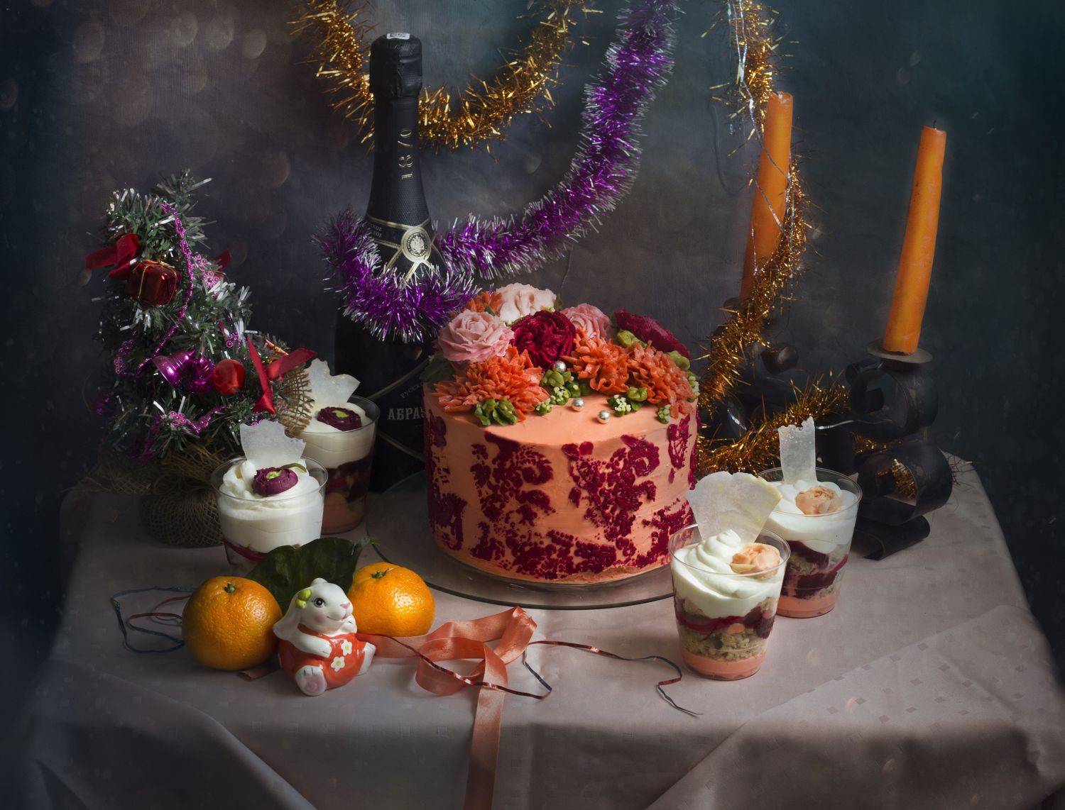 новый год, натюрморт, торт, шампанское, трафайлы, еда, фарфоровая статуетка, свечи, мандарины, ёлка, Лионелла Зимина