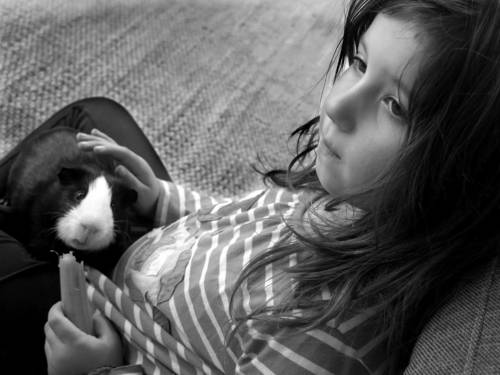 Девочка со свинкой