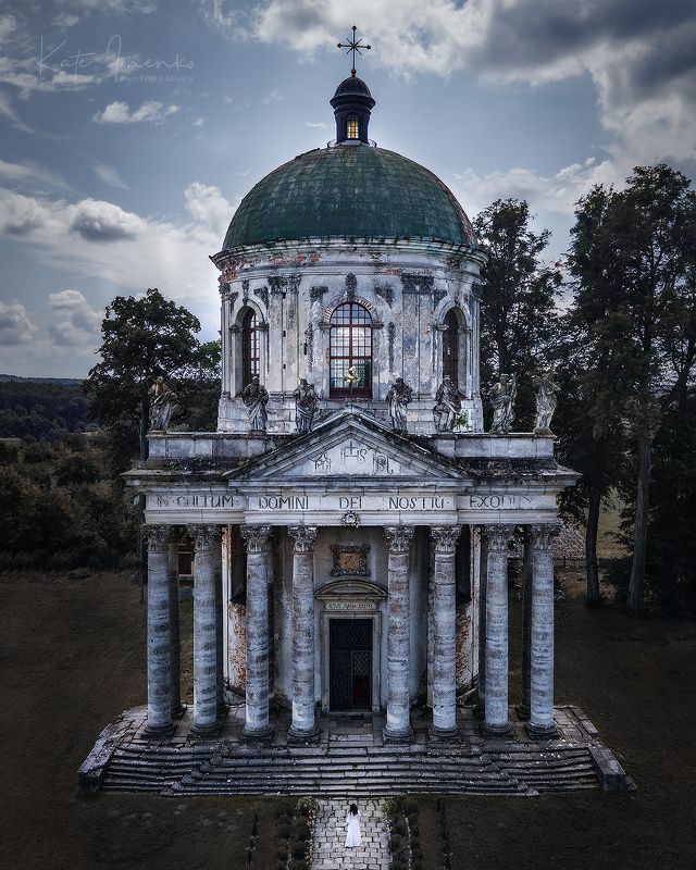 Храм и девушка фото превью