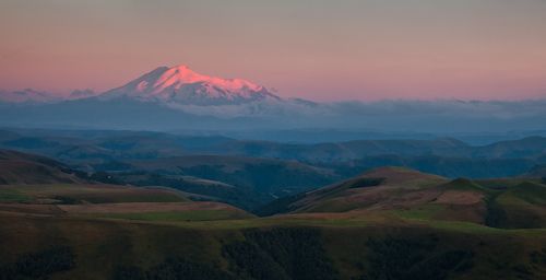В долинах ночь почти, а он горит в закате