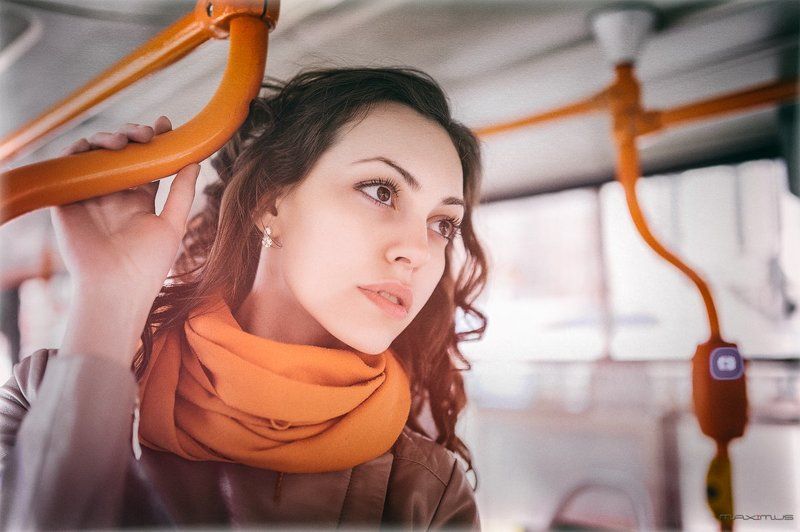 девушка, портрет, весна, утро, свет, трамвай, прогулка, питер, Питерский трамвай фото превью