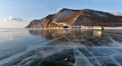 В разные стороны..