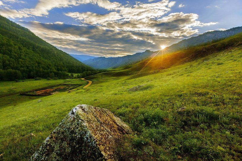 Sunset in mountains фото превью