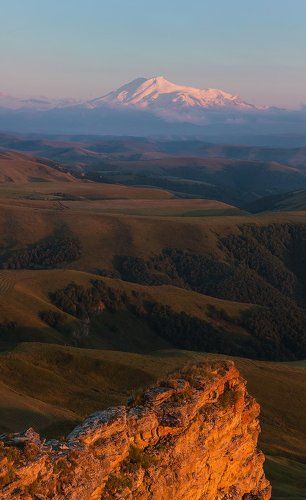 Утёс и Эльбрус