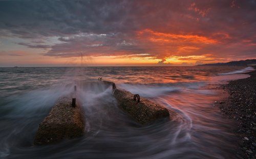 И бились волны о борта