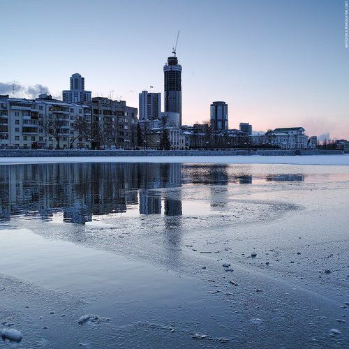 Лед на городском пруду. Весна