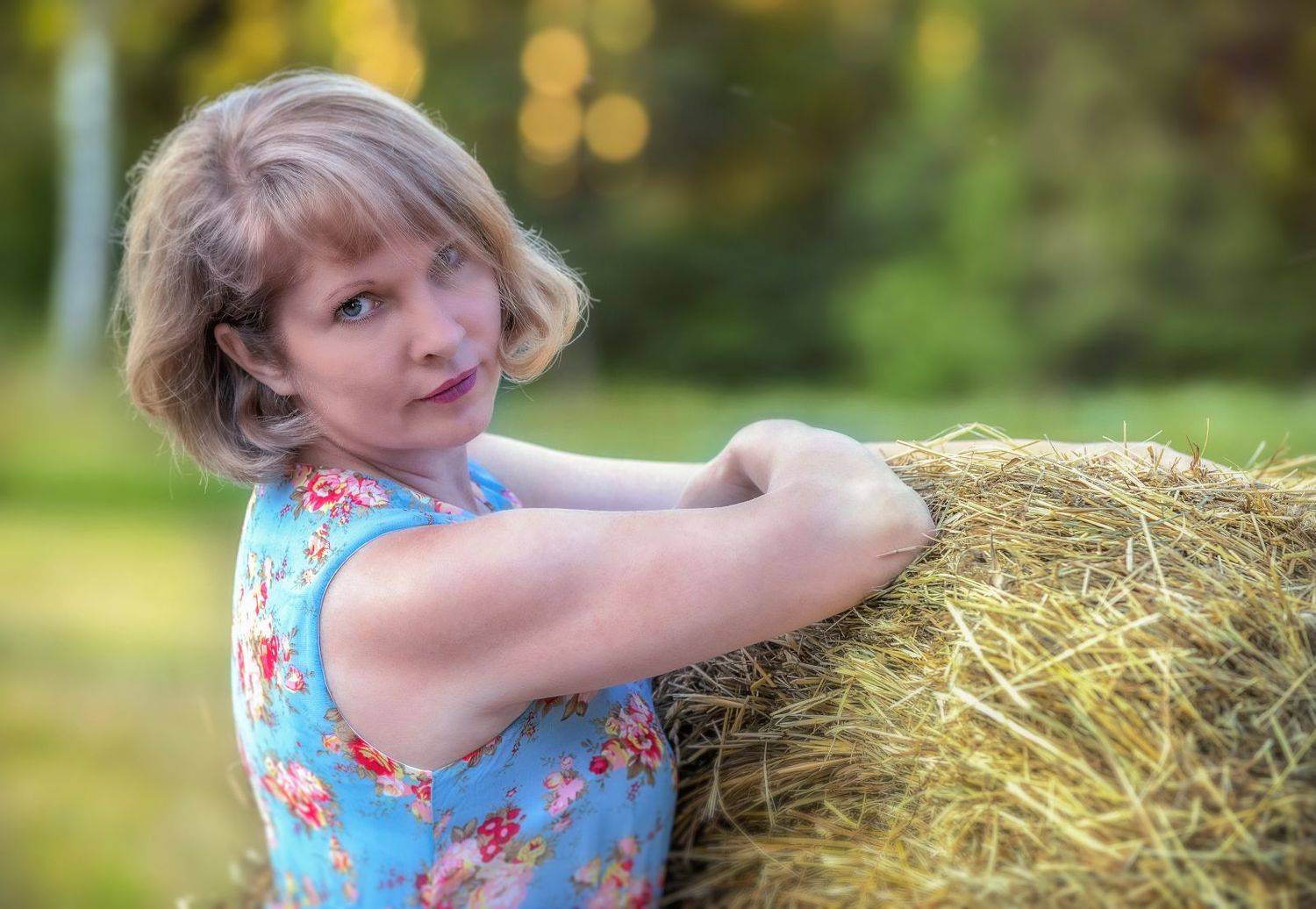 август вечер девушка сено закат, Скороходов Константин