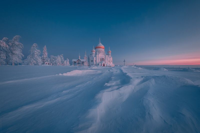 Морозный рассвет у монастыря фото превью