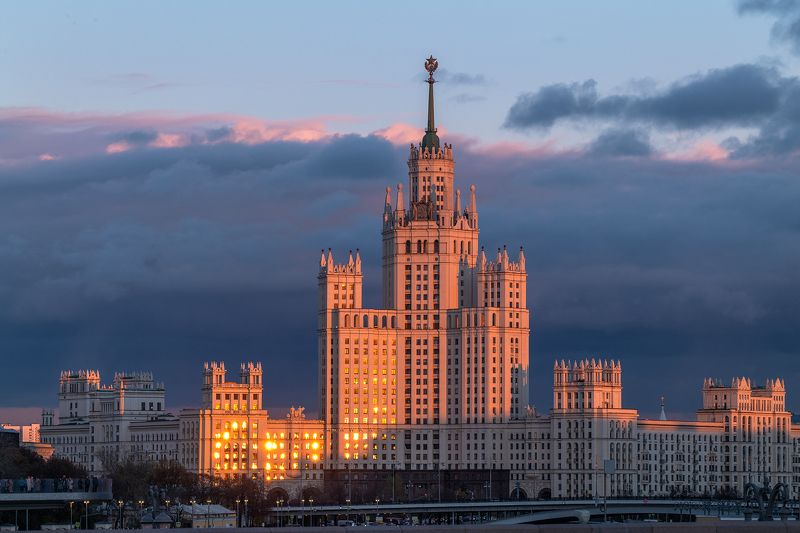 москва, высотка, котельническая, закат Сталинская высотка на Котельнической. фото превью