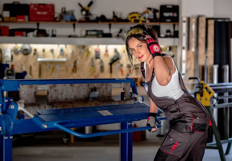 Жестянщица фото превью