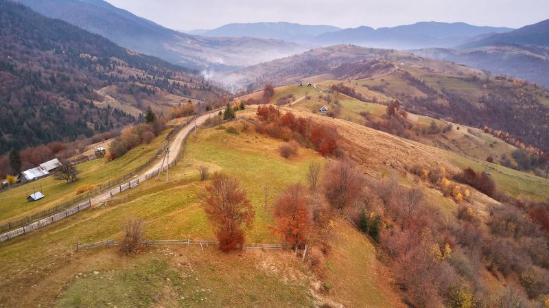 вечер, горы, деревня, дорога, карпаты, ноябрь, осень, панорама, перевал, украина Хмурый вечер на осеннем перевале фото превью