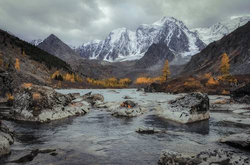 Пасмурная осень в горах