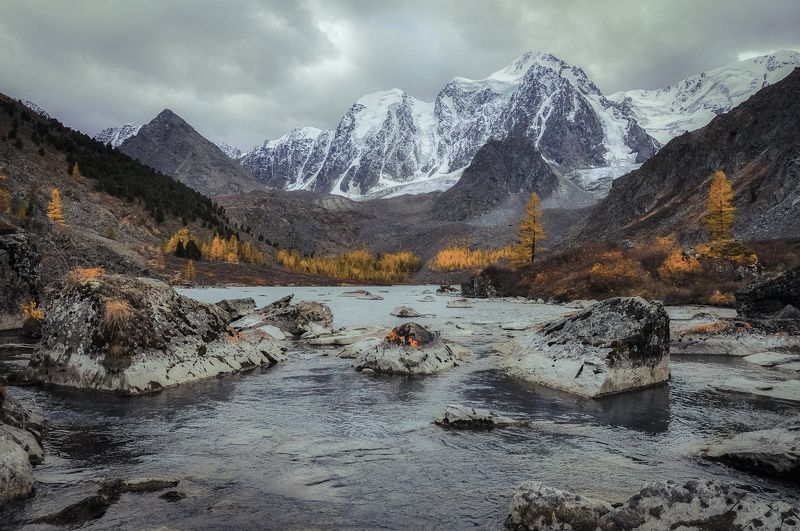 Пасмурная осень в горах фото превью