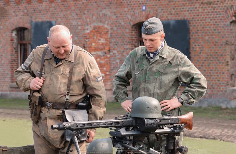 Офицер, солдаты, крепость, 1945, MG 42, реконструкция, Штурм, Кёнигсберг, Форт, 11,  Дёнхофф, Россия, Калининград, Германия, Восточная Пруссия, 18 апреля, 2021, история, празнование, представление, армия, вторая мировая война,пулемёт «MG 42» фото превью