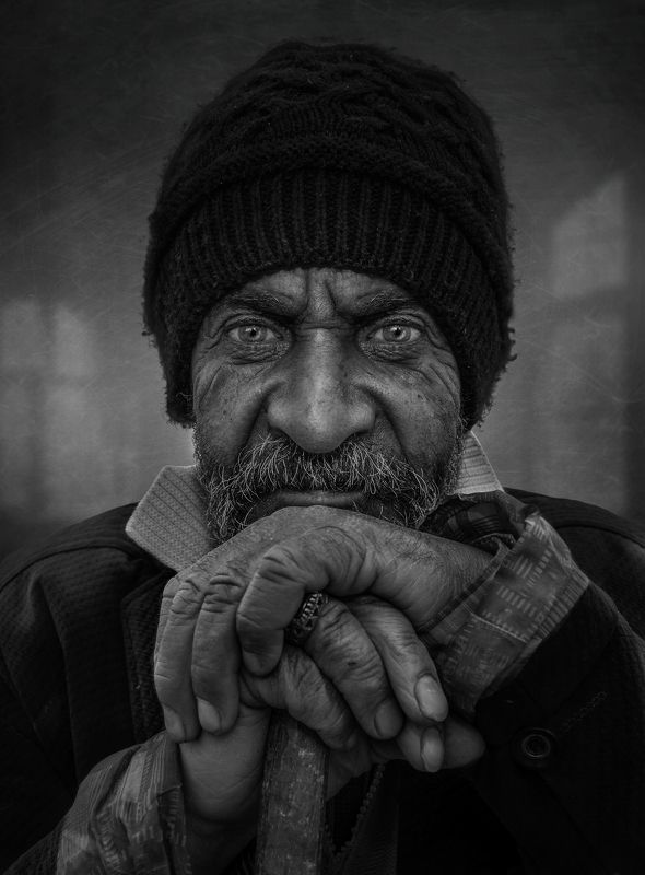 #portrait #people #eye #face #hand #look #black_and_white The Gaze фото превью