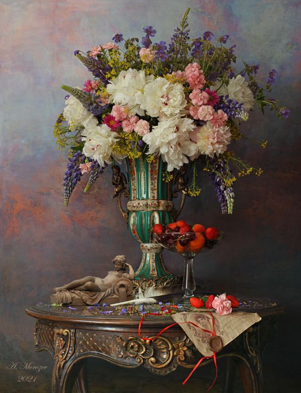 цветы, пионы, гвоздика, люпины, ягоды, еда, девушка, скульптура, клубника, вишня Натюрморт с цветами и ягодами фото превью