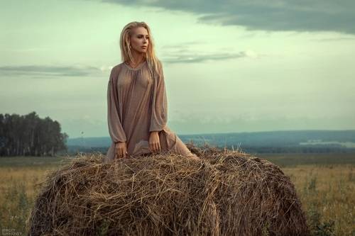 Девушка на сене