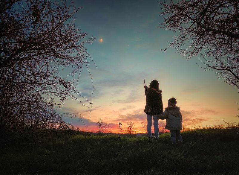 Look, it\'s over there, the Moon фото превью