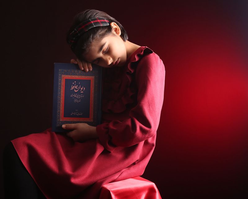 baby girle portrait Portrait of a little girl with Hafez\'s book фото превью