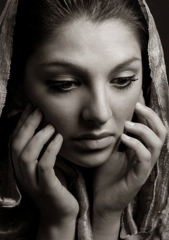 девушка примеряя маску фото превью