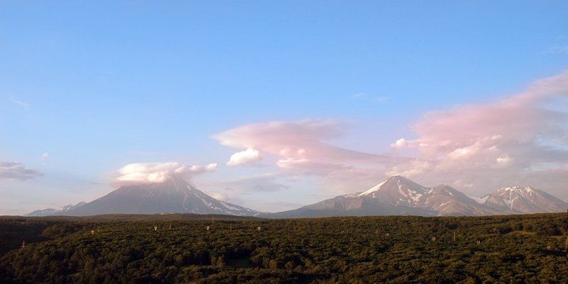 камчатка,вулканы,небо,лес вид из Камчатского окна фото превью