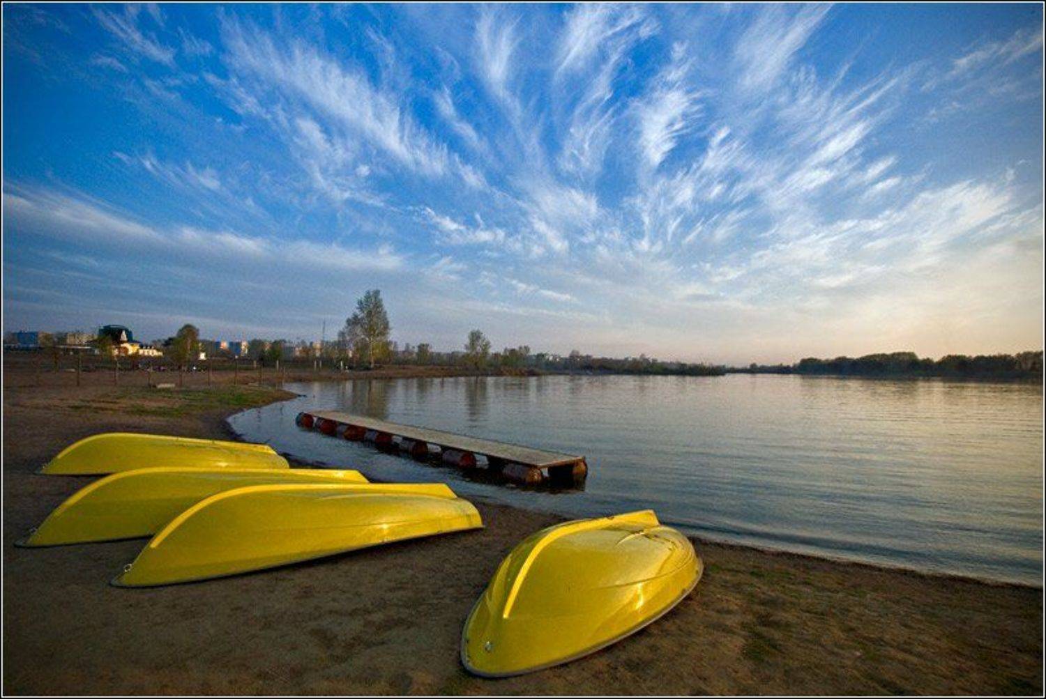небо, вода, лодки, озеро, пейзаж, желтое, синее, природа, Любовь Фурс