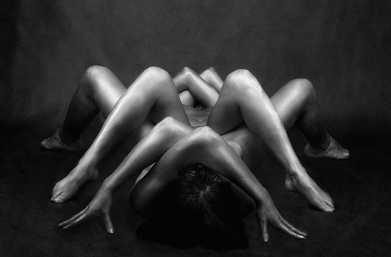 перепутались в кроватке, ручки, ножки, глазки, пятки... фото превью