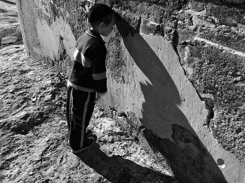 израиль,хеврон, ребенок, молитва, свет-тень Без посредников фото превью