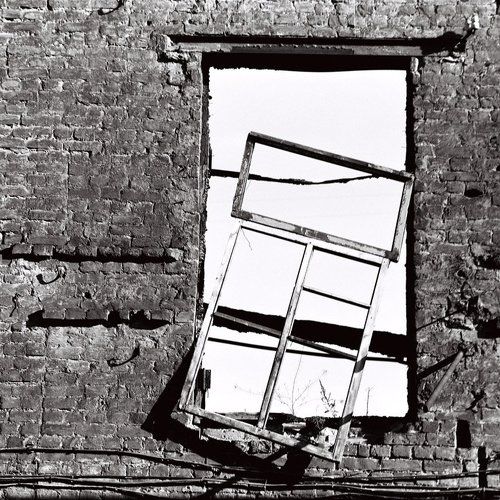 За разбитым окном...