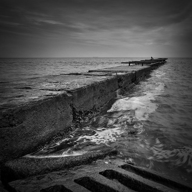 пейзаж, квадрат, черно-белое, море, шторм, пирс, lad_i_mir Old pier фото превью