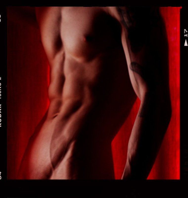 рельеф, тело, портьеры, красный, чёрный, плёнка, мужчина, ню Insuperability of life фото превью
